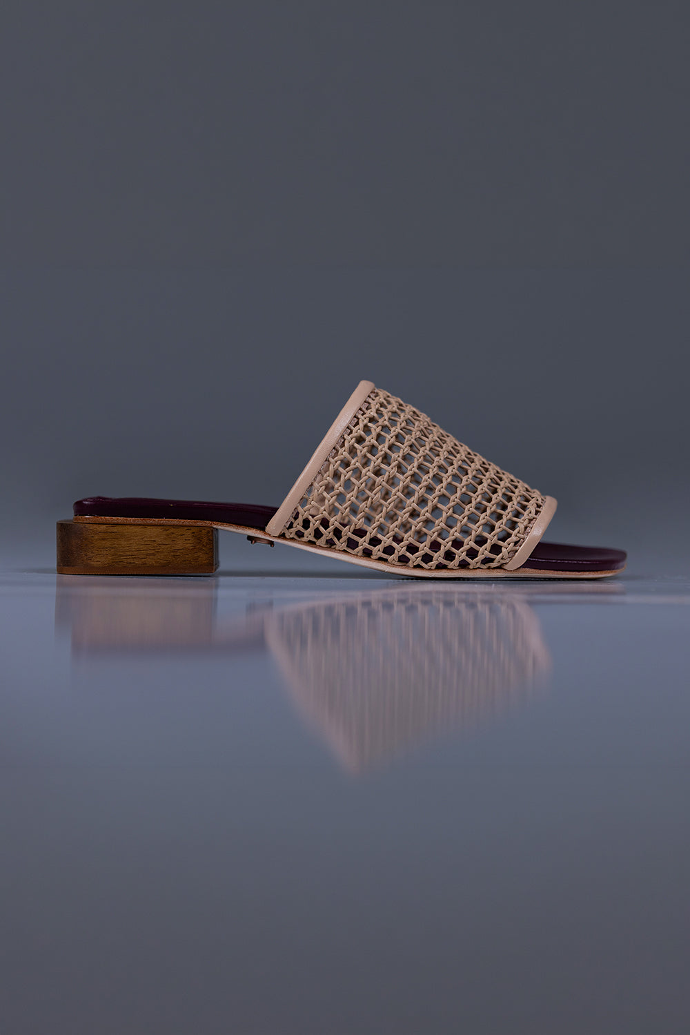 FLAT MARIA ALICE - couro nude e vinho/ salto madeira