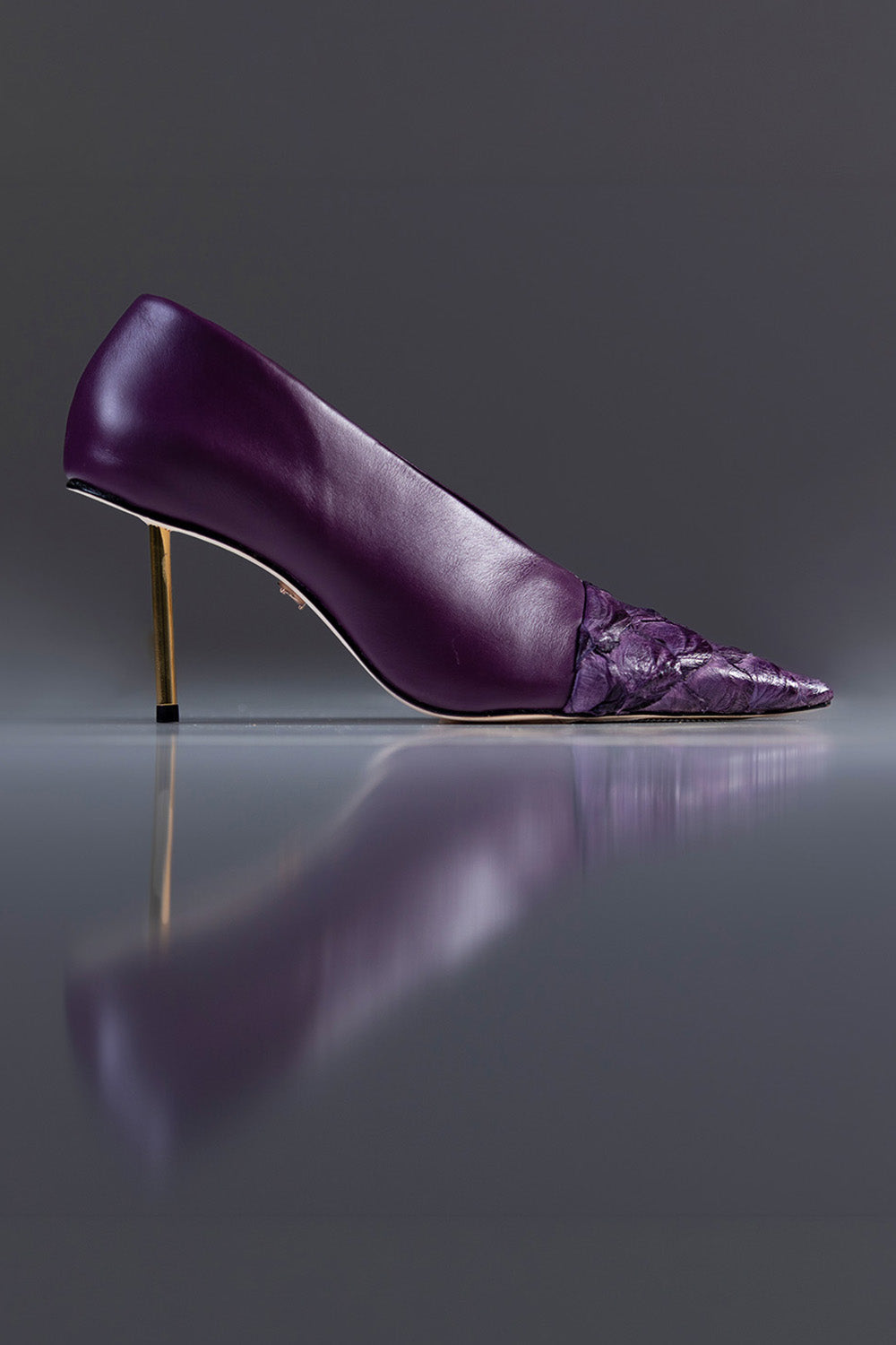 SCARPIN AMÉLIE - couro de pirarucu e pelica púrpura/ salto aço banhado a ouro