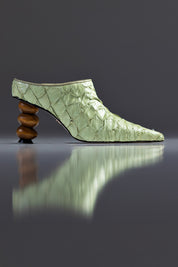 MULE MARGOT - couro de pirarucu verde menta/salto madeira esculpida