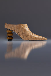 MULE MARGOT - couro de pirarucu caramelo/salto madeira esculpida