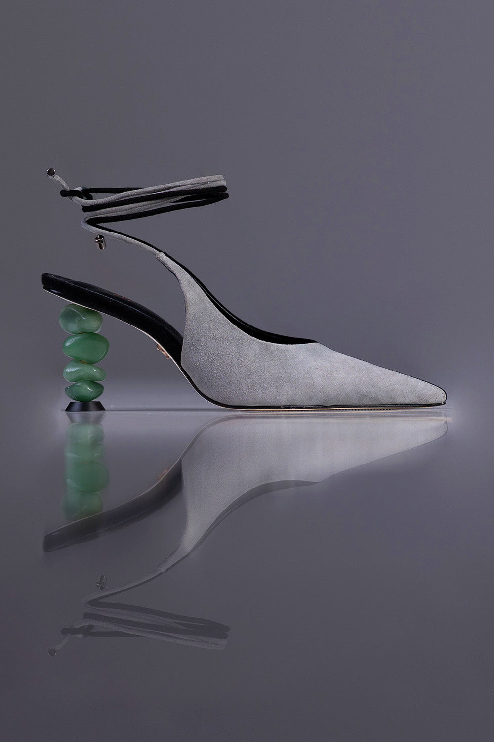 SLINGBACK SOPHIE - couro camurça cinza e preto/ salto pedras naturais quartzo verde