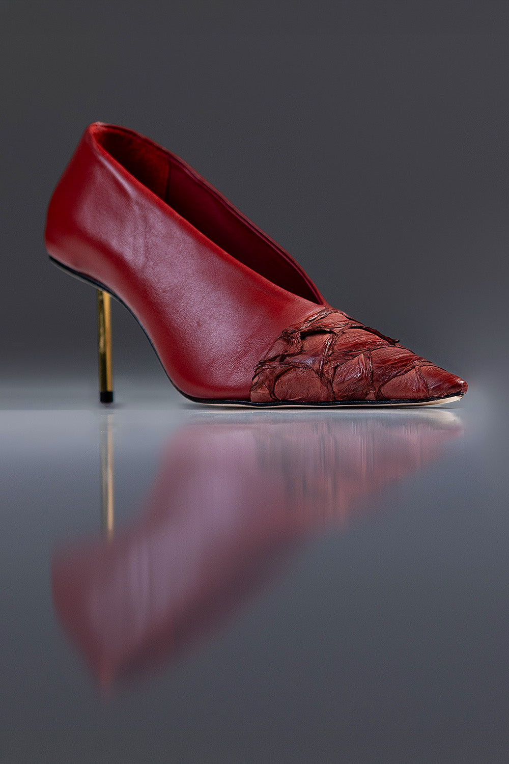 SCARPIN AMÉLIE - couro de pirarucu e pelica vermelho fired/ salto aço banhado a ouro