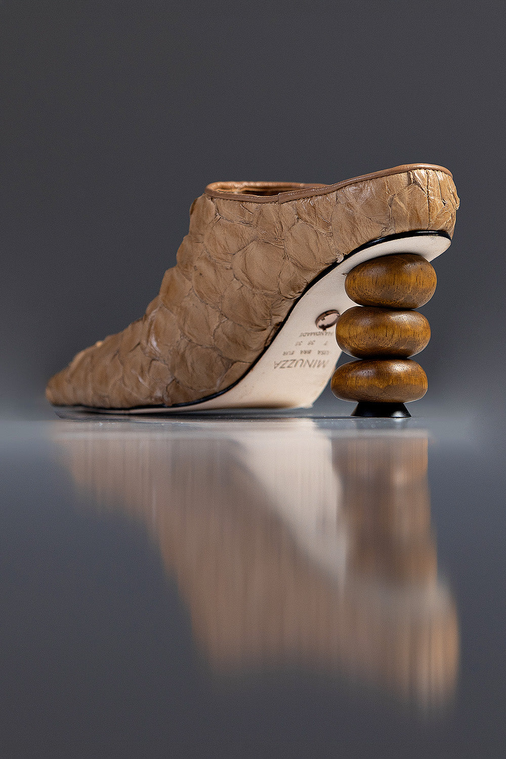 MULE MARGOT - couro de pirarucu caramelo/salto madeira esculpida