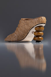 MULE MARGOT - couro de pirarucu caramelo/salto madeira esculpida