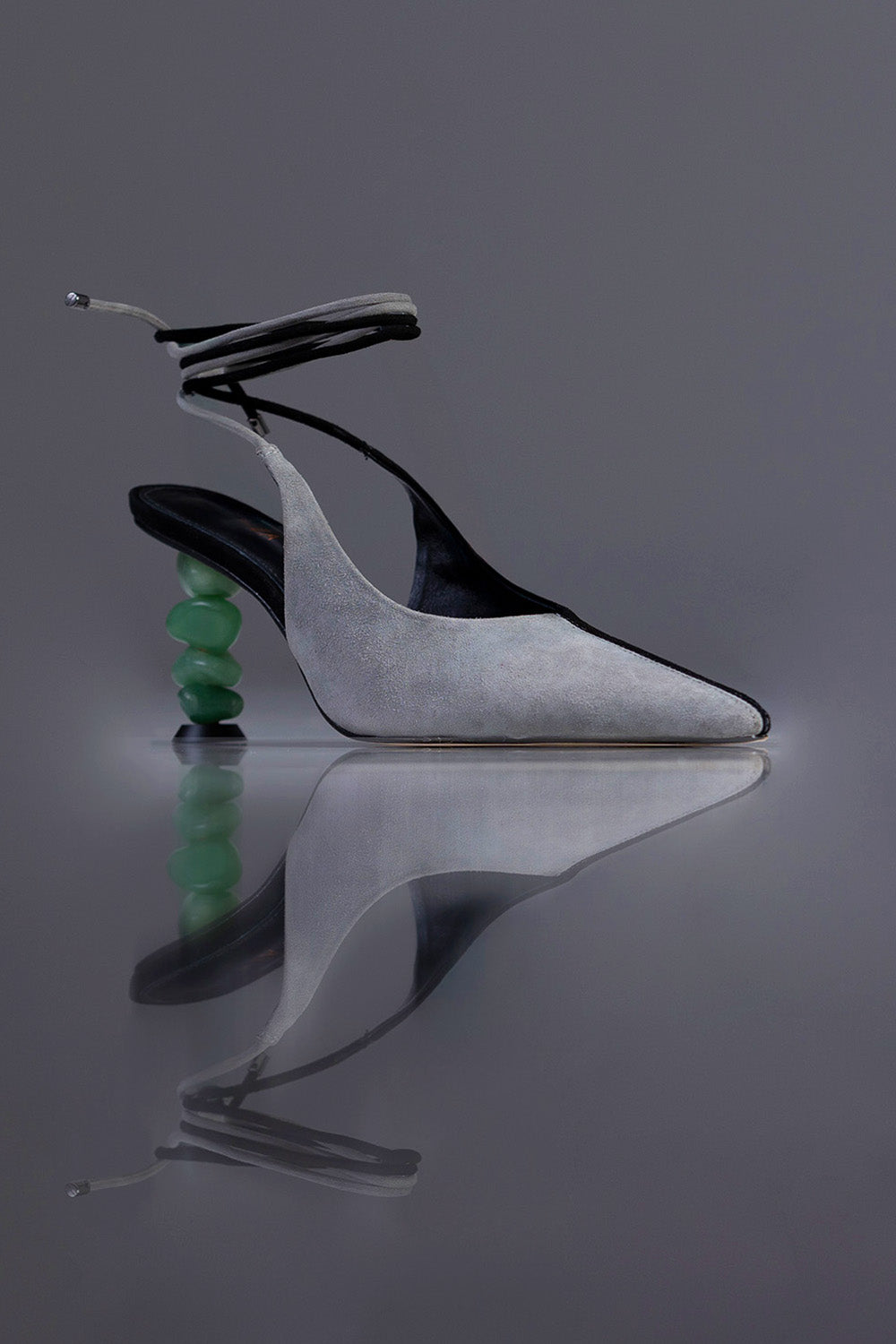 SLINGBACK SOPHIE - couro camurça cinza e preto/ salto pedras naturais quartzo verde