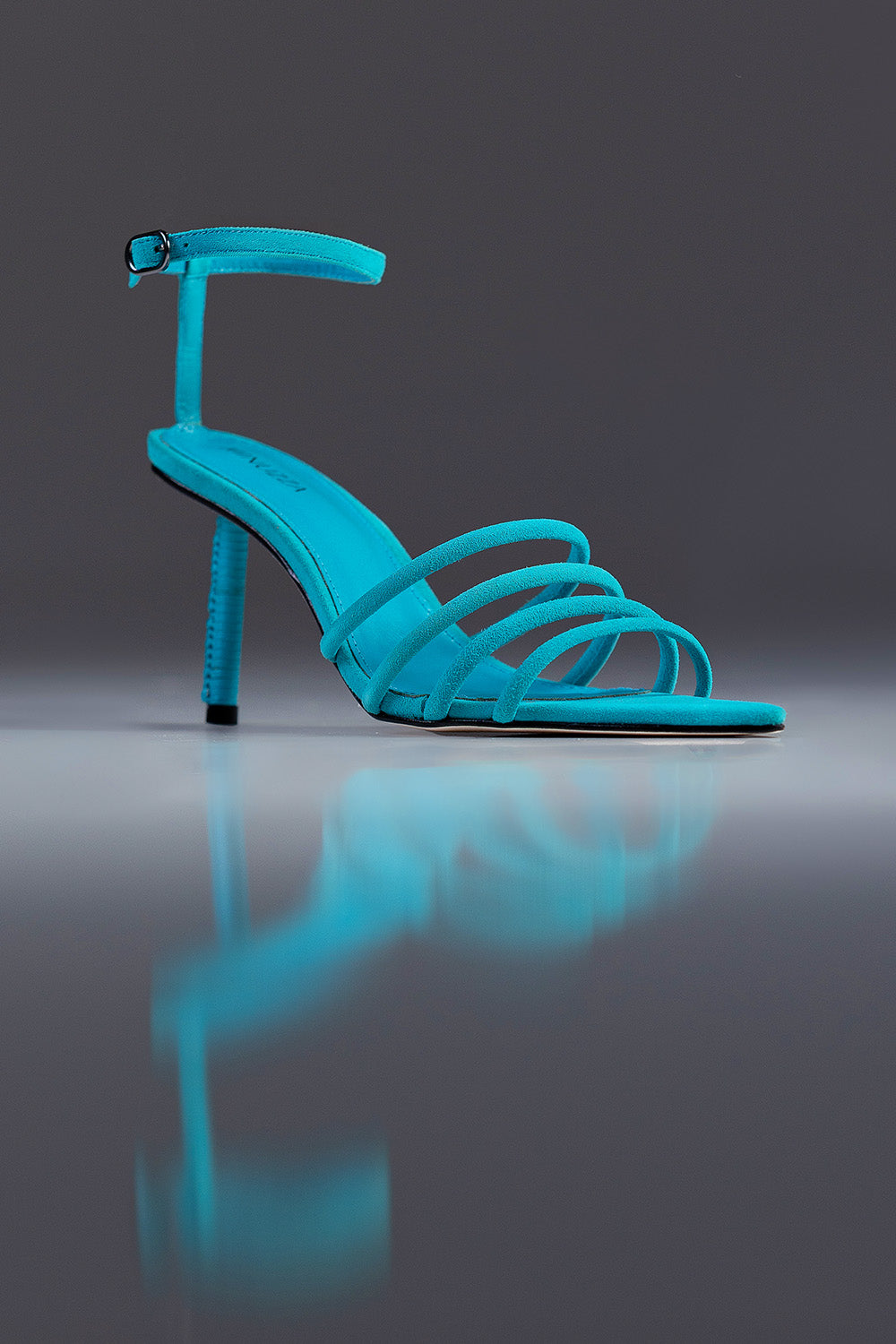 SANDÁLIA MADELEINE - couro camurça azul tuquesa/ salto macramê