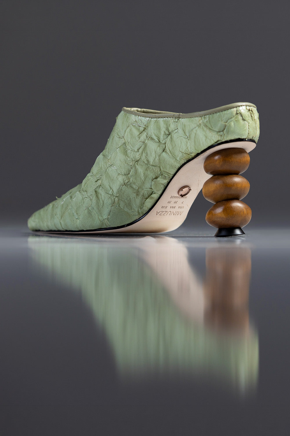 MULE MARGOT - couro de pirarucu verde menta/salto madeira esculpida