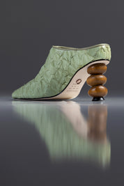 MULE MARGOT - couro de pirarucu verde menta/salto madeira esculpida