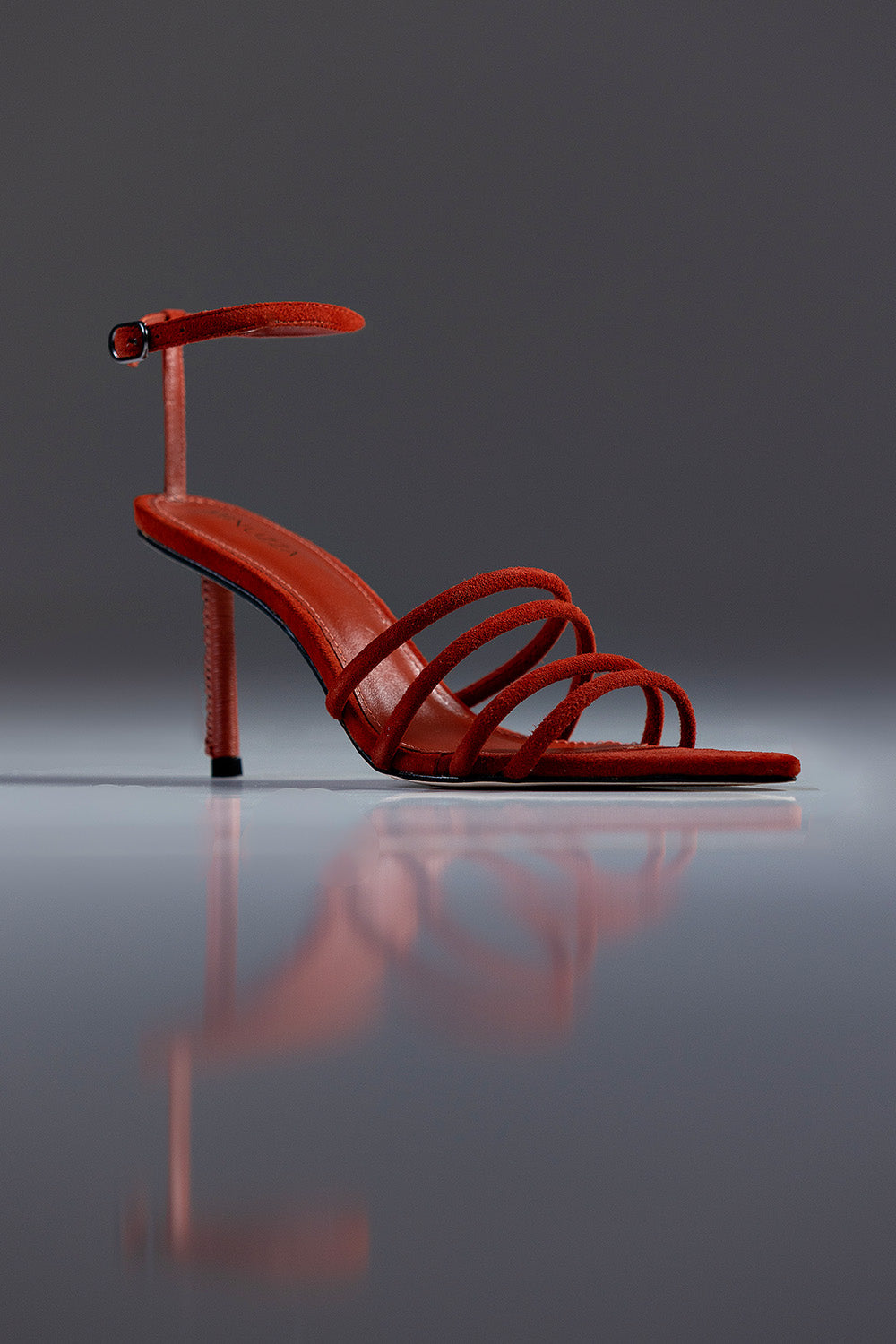 SANDÁLIA MADELEINE - couro camurça telha/ salto macramê