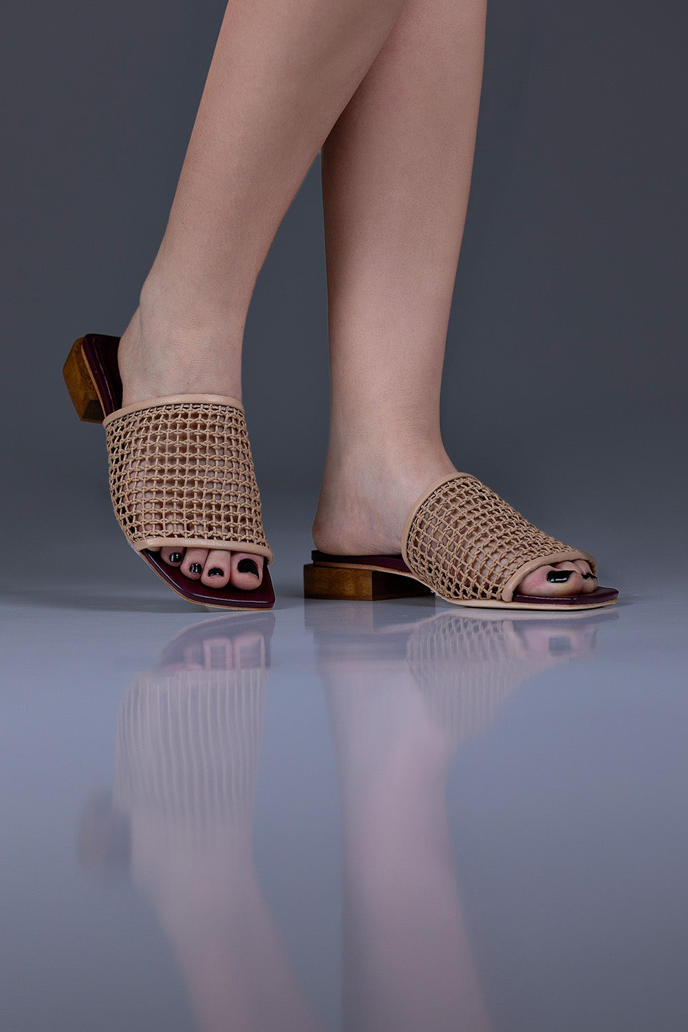 FLAT MARIA ALICE - couro nude e vinho/ salto madeira