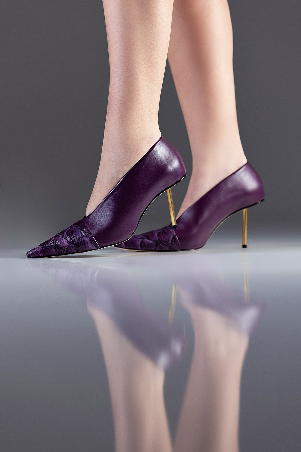 SCARPIN AMÉLIE - couro de pirarucu e pelica púrpura/ salto aço banhado a ouro