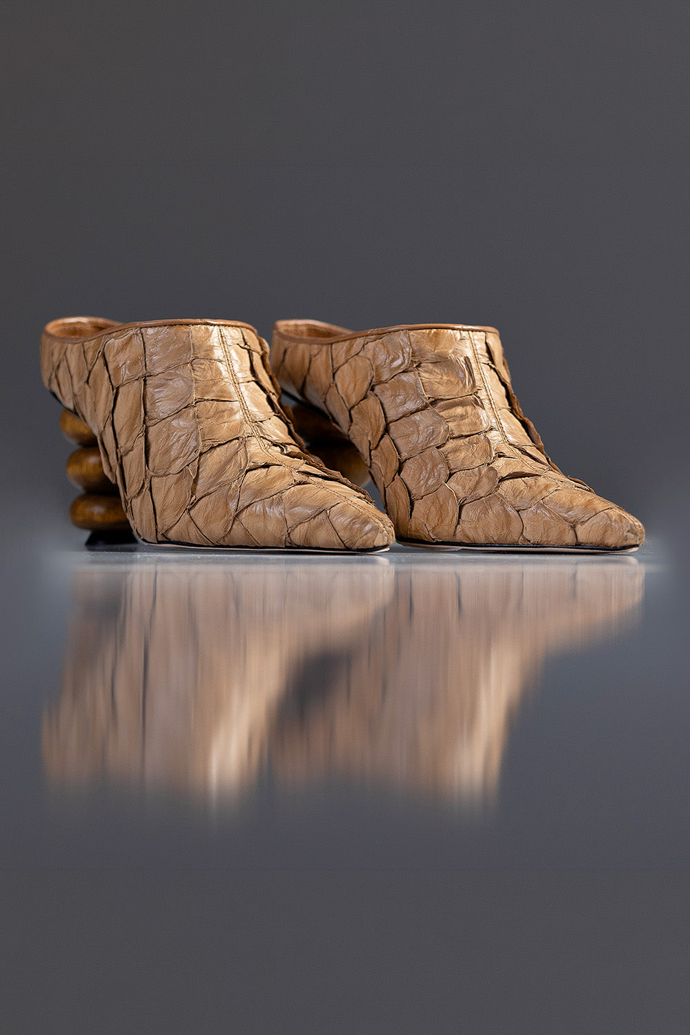 MULE MARGOT - couro de pirarucu caramelo/salto madeira esculpida