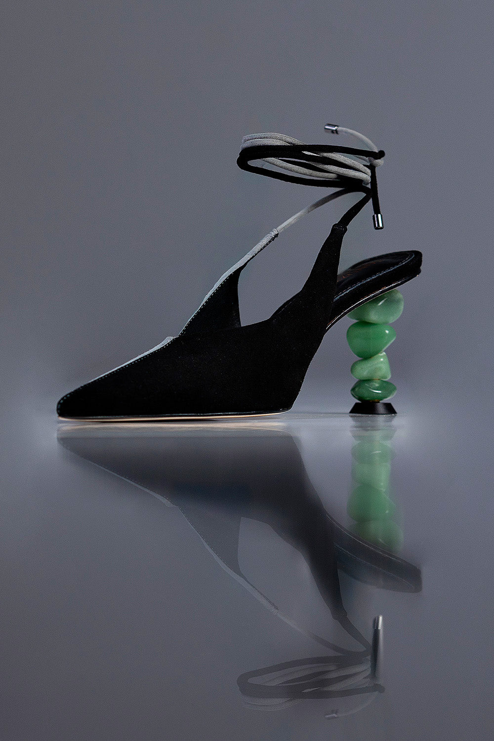 SLINGBACK SOPHIE - couro camurça cinza e preto/ salto pedras naturais quartzo verde