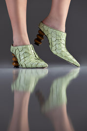 MULE MARGOT - couro de pirarucu verde menta/salto madeira esculpida