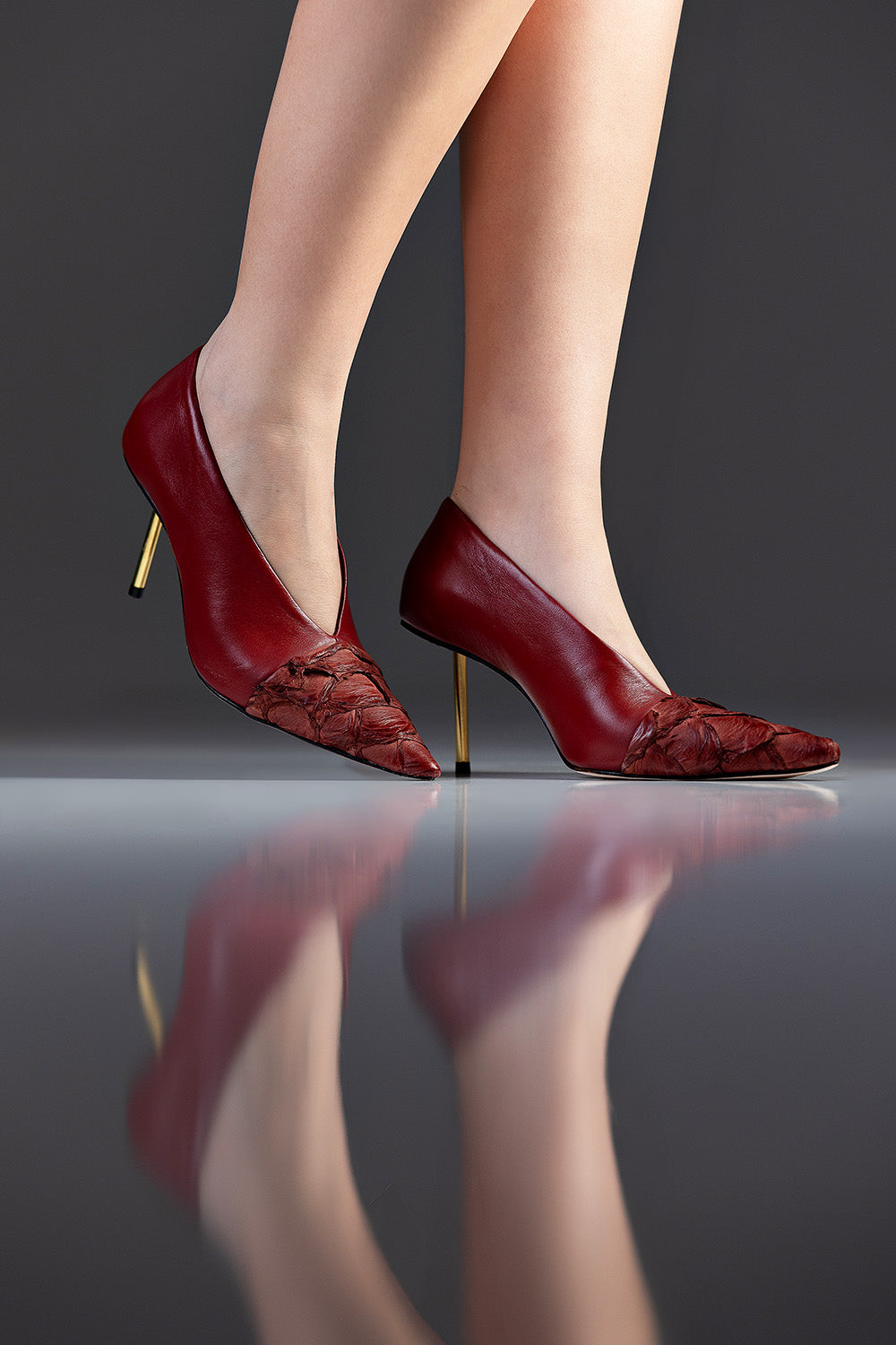 SCARPIN AMÉLIE - couro de pirarucu e pelica vermelho fired/ salto aço banhado a ouro