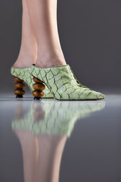 MULE MARGOT - couro de pirarucu verde menta/salto madeira esculpida