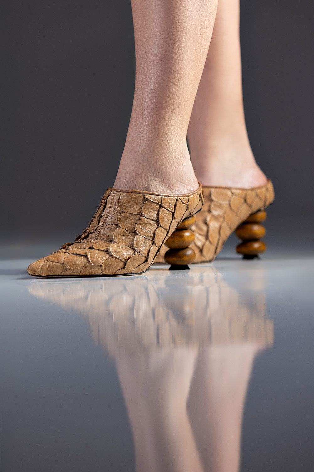 MULE MARGOT - couro de pirarucu caramelo/salto madeira esculpida