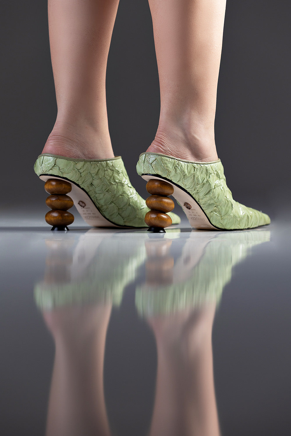 MULE MARGOT - couro de pirarucu verde menta/salto madeira esculpida
