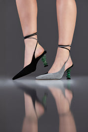 SLINGBACK SOPHIE - couro camurça cinza e preto/ salto pedras naturais quartzo verde