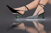 SLINGBACK SOPHIE - couro camurça cinza e preto/ salto pedras naturais quartzo verde