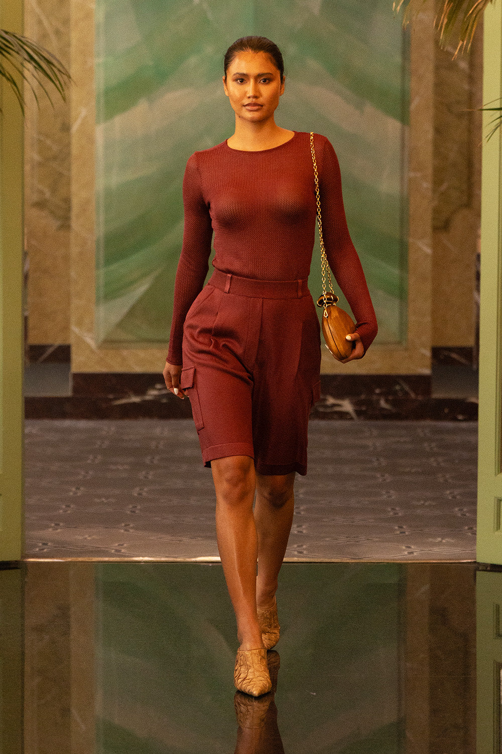 MULE MARGOT - couro de pirarucu caramelo/salto madeira esculpida