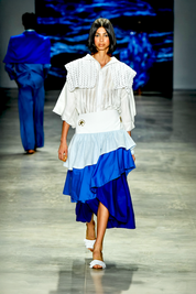 TAMANCO PATRÍCIA - couro caramelo/ franja branca/ salto cromado