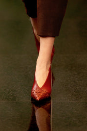 SCARPIN AMÉLIE - couro de pirarucu e pelica vermelho fired/ salto aço banhado a ouro