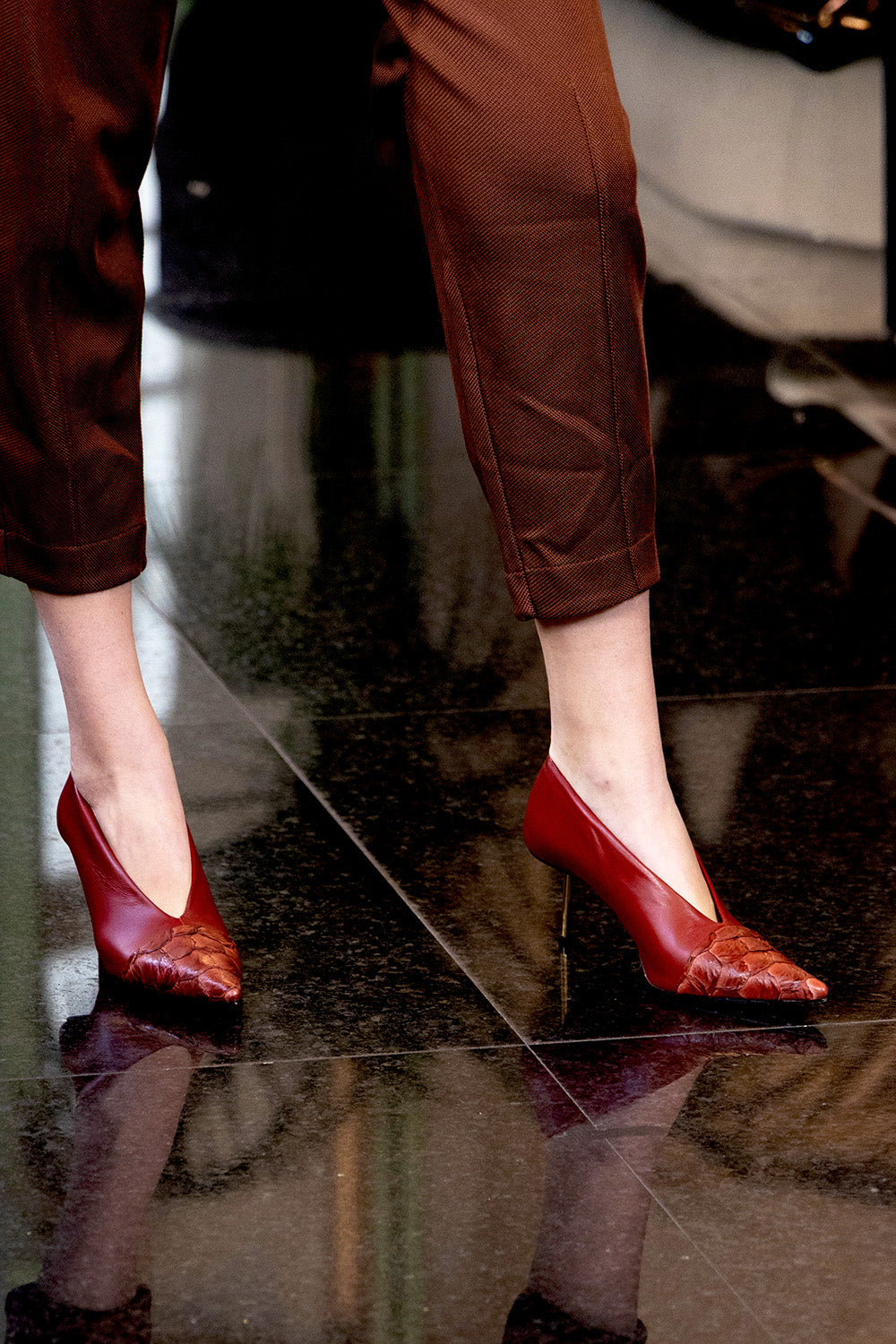 SCARPIN AMÉLIE - couro de pirarucu e pelica vermelho fired/ salto aço banhado a ouro