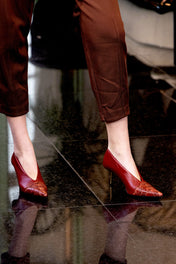 SCARPIN AMÉLIE - couro de pirarucu e pelica vermelho fired/ salto aço banhado a ouro