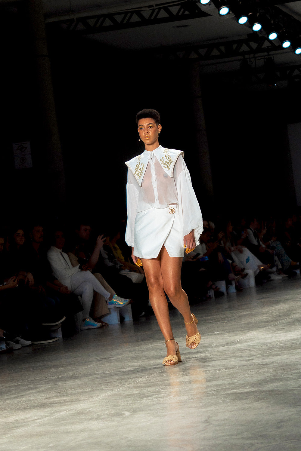 SANDÁLIA LOUISE - couro bronze e wood/ palha natural/ laço crochê de ráfia