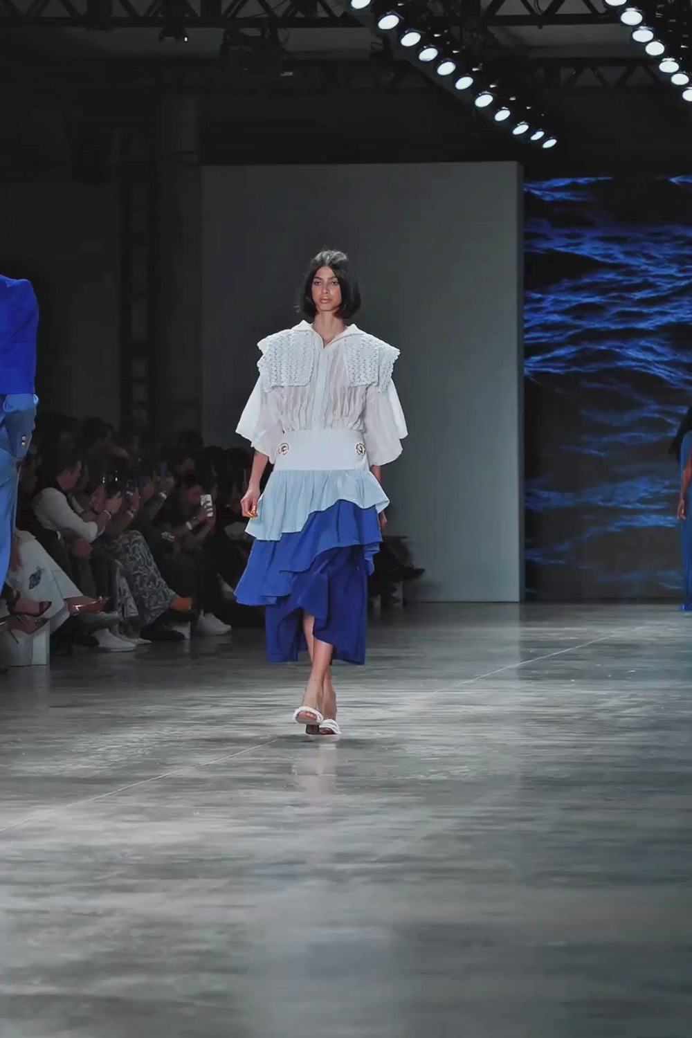 TAMANCO PATRÍCIA - couro caramelo/ franja branca/ salto cromado