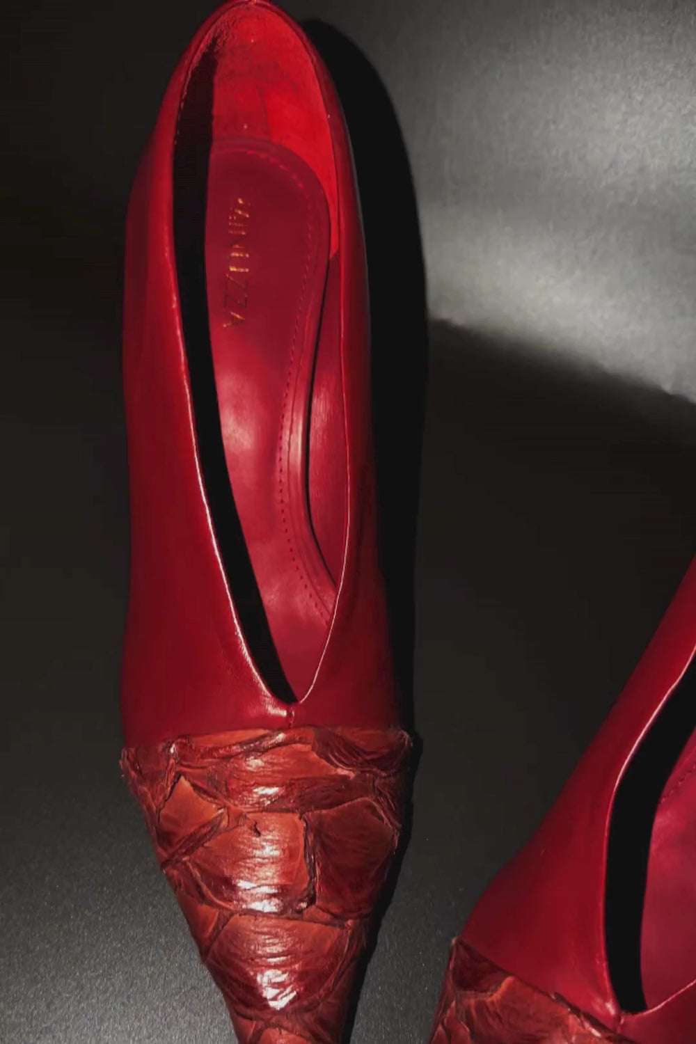 SCARPIN AMÉLIE - couro de pirarucu e pelica vermelho fired/ salto aço banhado a ouro