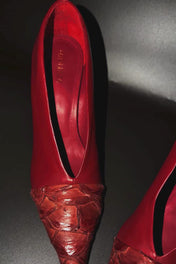 SCARPIN AMÉLIE - couro de pirarucu e pelica vermelho fired/ salto aço banhado a ouro