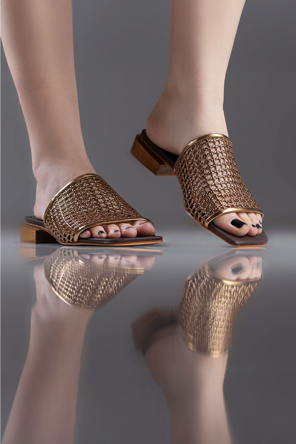 FLAT MARIA ALICE - couro bronze e café/ salto madeira