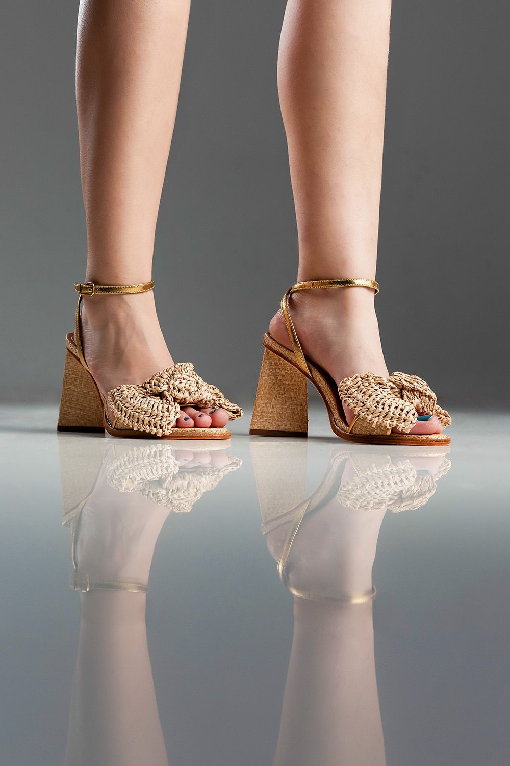 SANDÁLIA LOUISE - couro bronze e wood/ palha natural/ laço crochê de ráfia